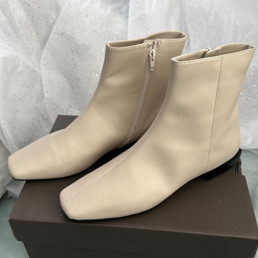 NEW! Linda Paola Rad Bootie in cream. Size 10